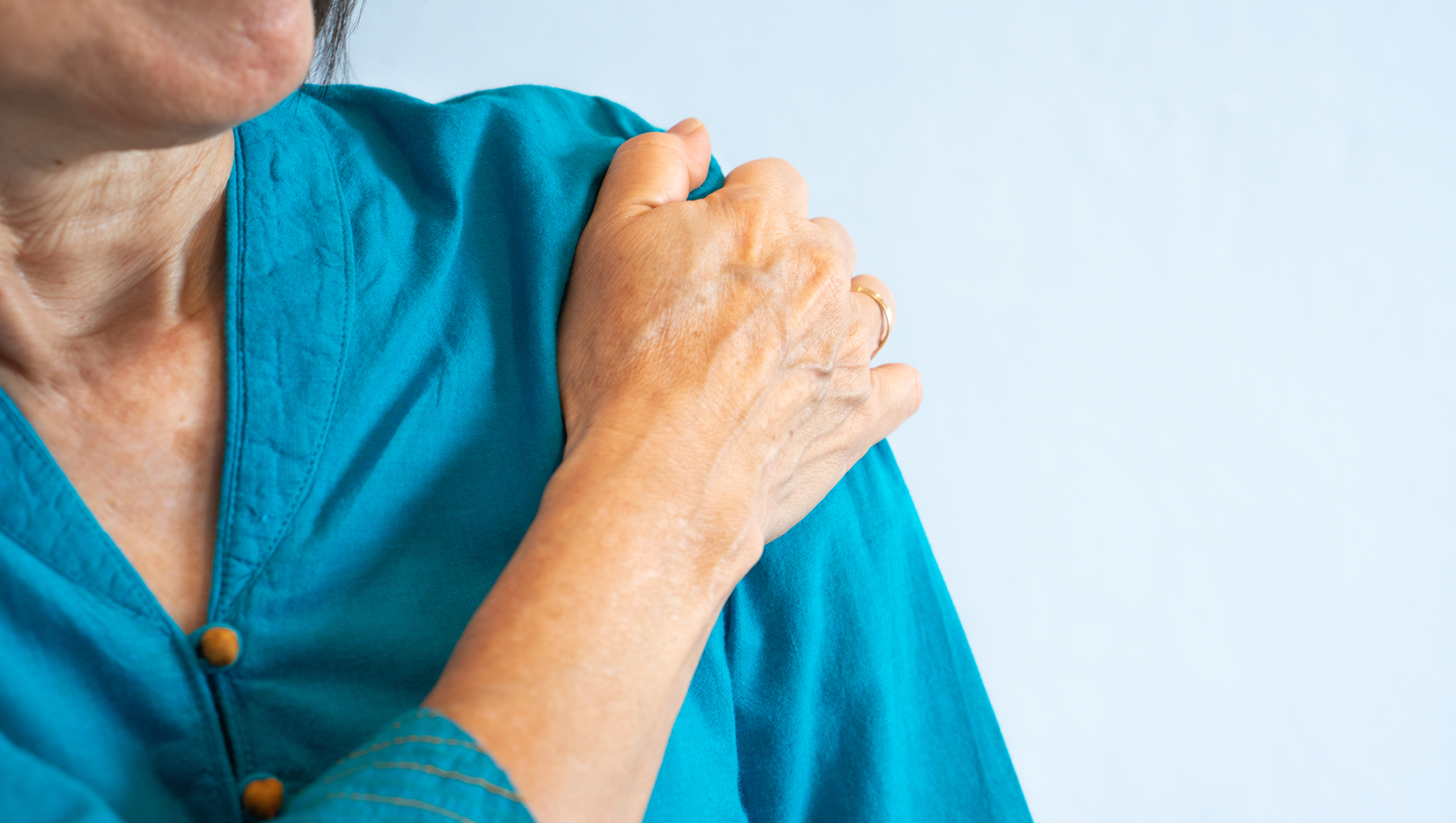 vecteezy senior woman getting shoulder pain from frozen shoulder 2468104